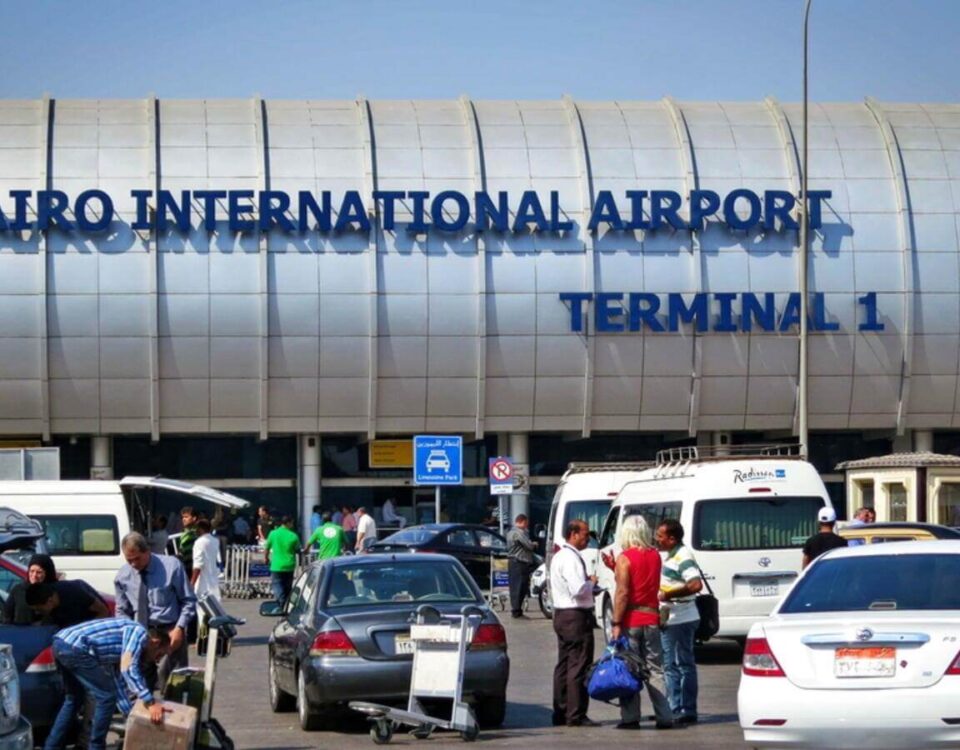 5 أسباب لحجز مواصلات مطار القاهرة الدولي من بيك أب ليموزين؟